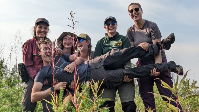6 smiling people in the field
